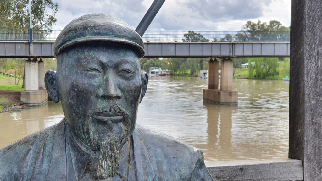 Picture of bronze statue of famous riverboat captain John Egge.
